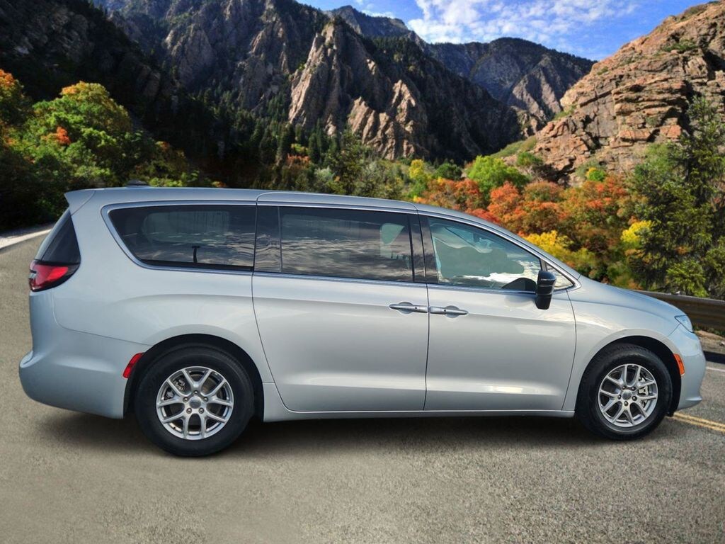 Used 2024 Chrysler Pacifica Touring L Minivan/Van