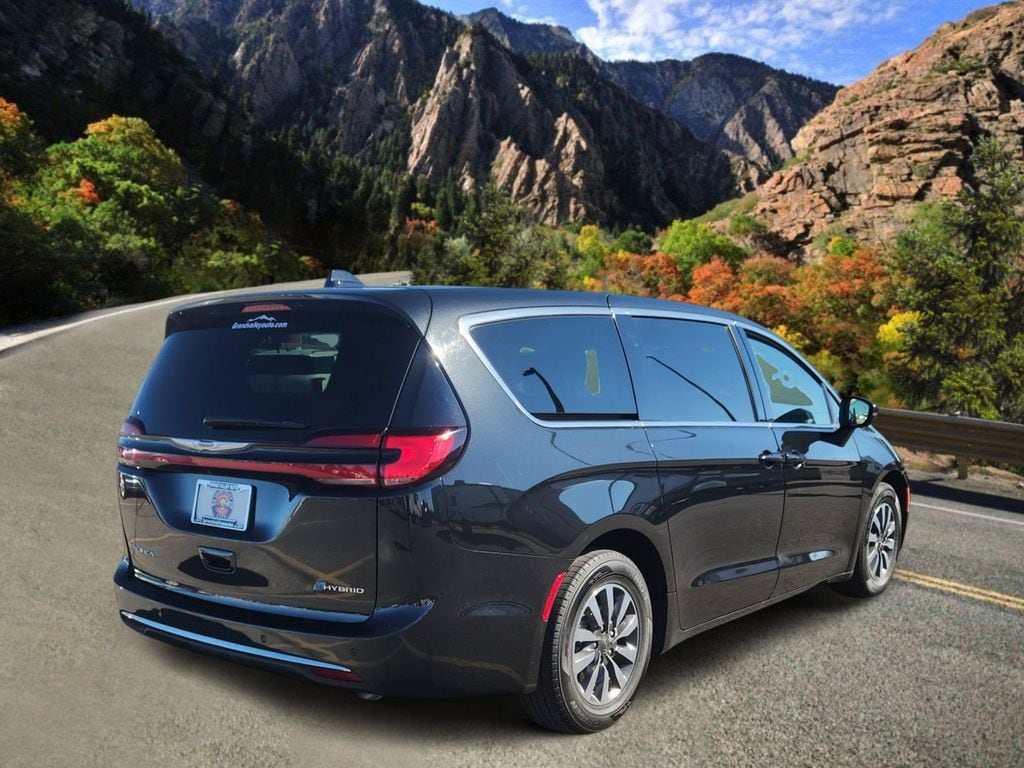 Used 2023 Chrysler Pacifica Hybrid Touring L Minivan/Van