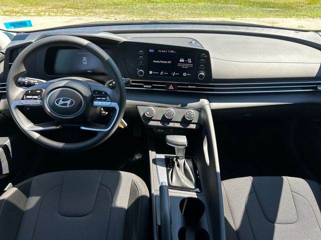 2024 Hyundai Elantra SE - Photo 18