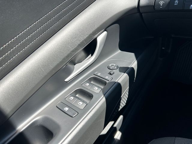 2024 Hyundai Elantra SE - Photo 12