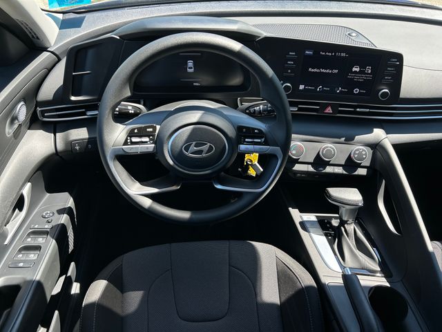 2024 Hyundai Elantra SE - Photo 17