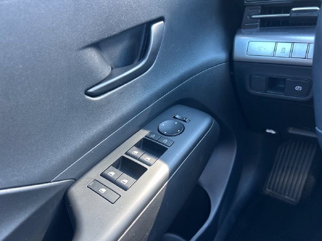 2025 Hyundai Kona SEL - Photo 11