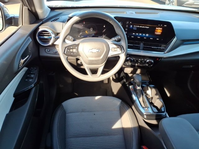 2025 Chevrolet Trax LT - Photo 10