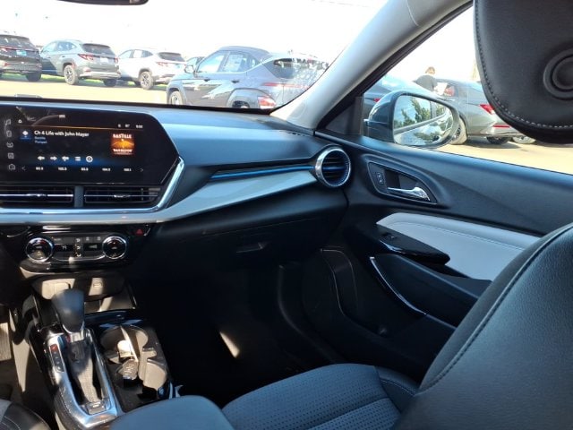 2025 Chevrolet Trax LT - Photo 8