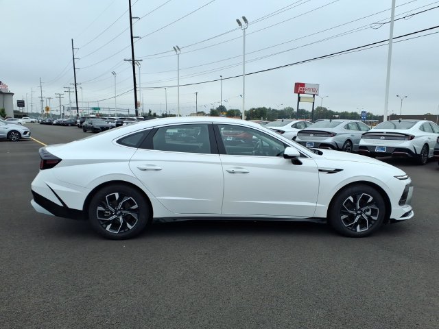 2025 Hyundai Sonata SEL - Photo 2