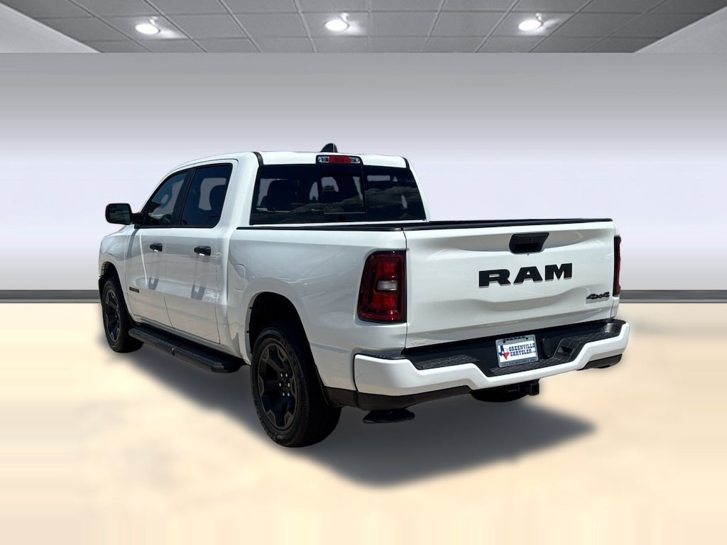 New 2026 Ram 1500 EXPRESS CREW CAB 4X4 5'7 BOX Pickup