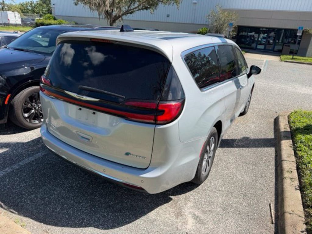 Used 2023 Chrysler Pacifica Touring L Mini-van, Passenger