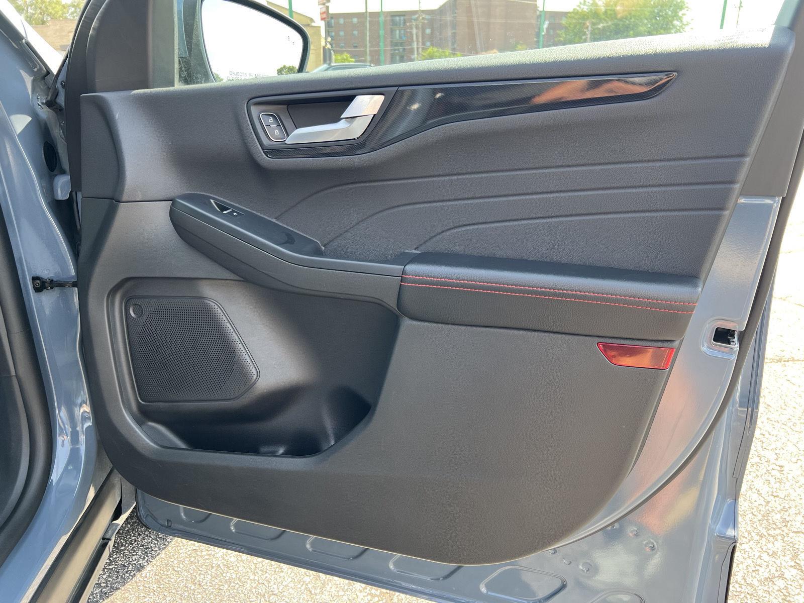 2025 Ford Escape ST-Line Select - Photo 13