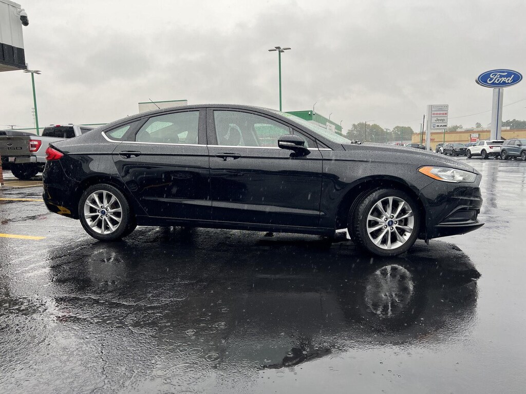 Used 2017 Ford Fusion SE Sedan