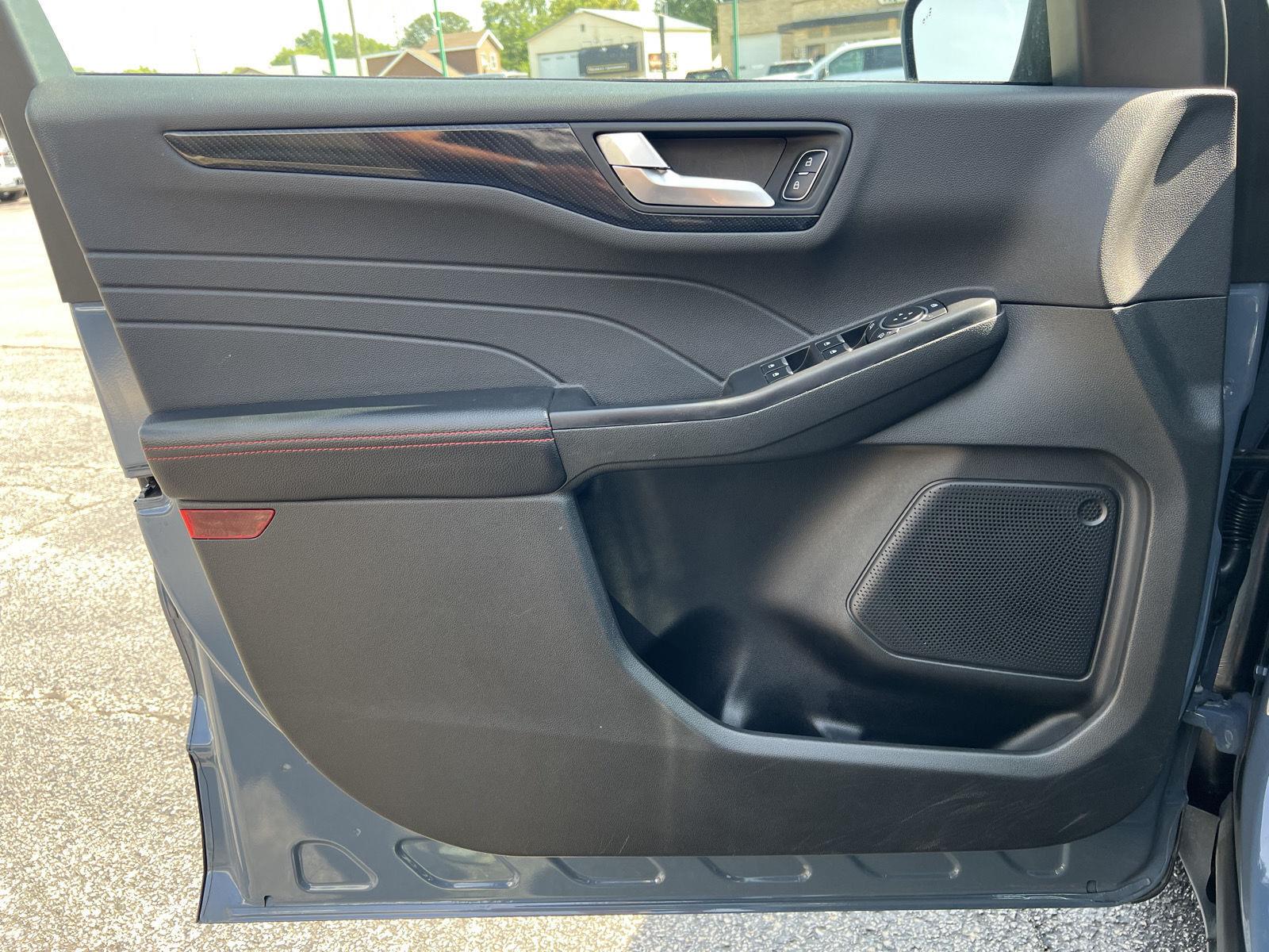 2025 Ford Escape ST-Line Select - Photo 12