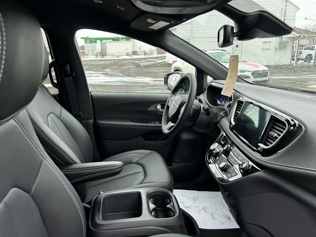 2026 Chrysler Pacifica Select - Photo 12