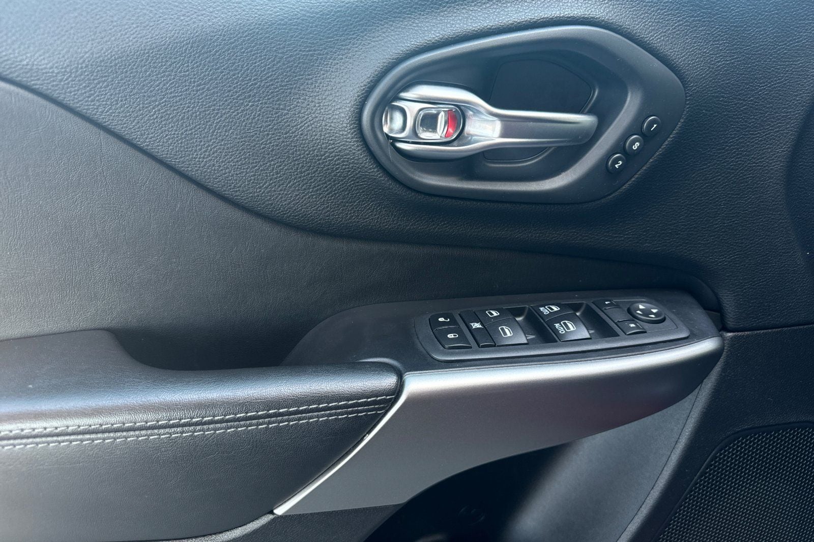 2020 Jeep Cherokee High Altitude - Photo 10