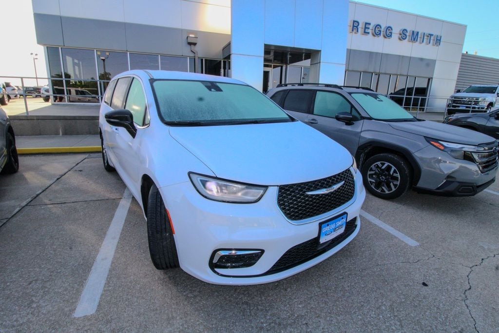 Used 2024 Chrysler Pacifica Touring L with VIN 2C4RC1BG1RR154573 for sale in Kansas City