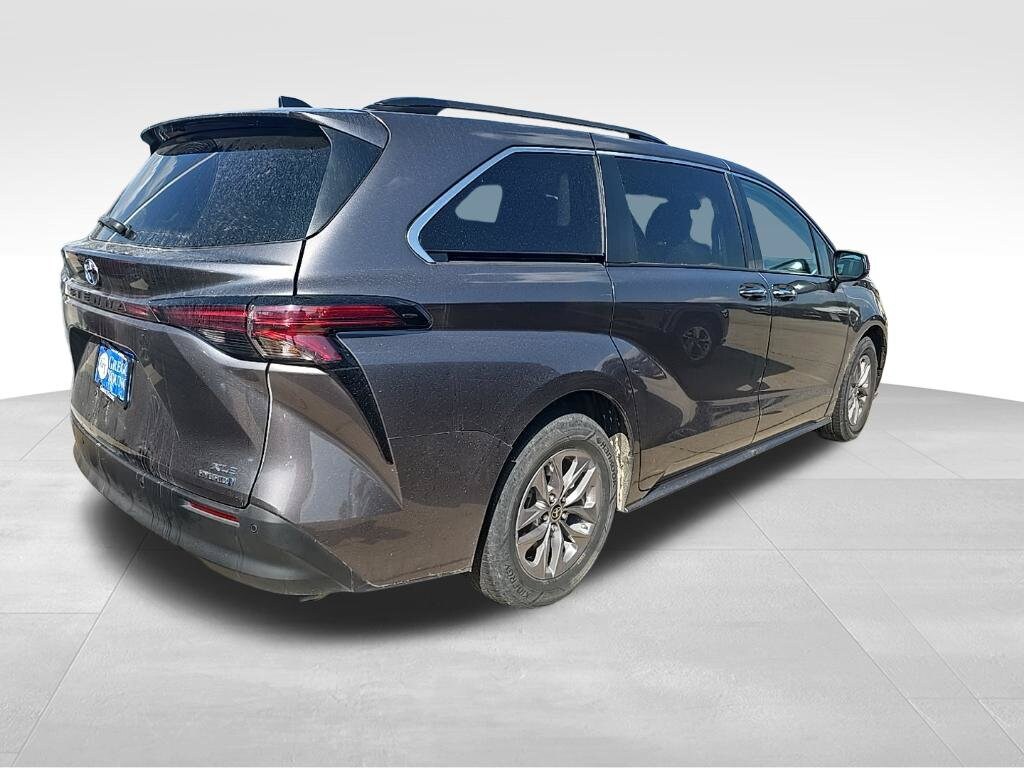Used 2022 Toyota Sienna XLE Minivan/Van