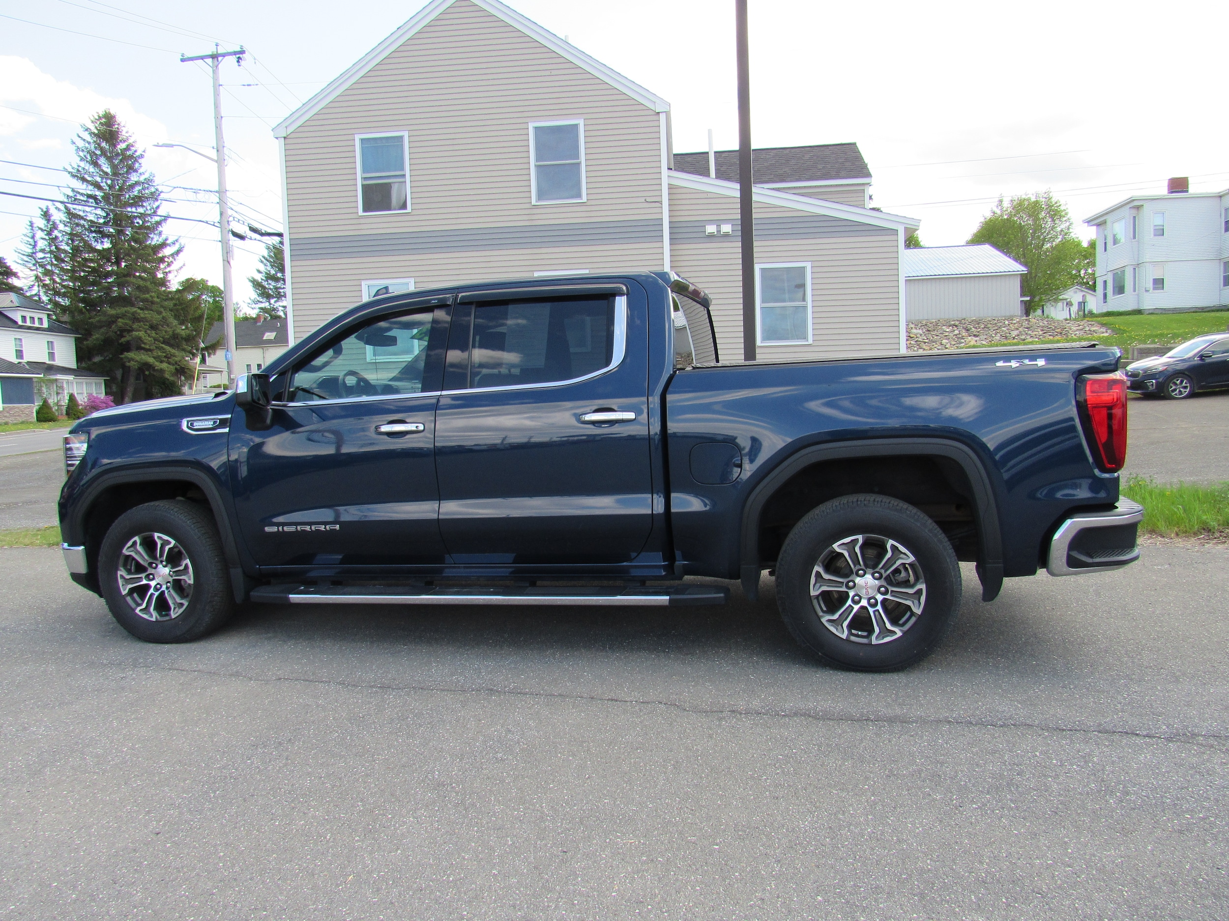 2023 GMC Sierra 1500 SLT - Photo 7