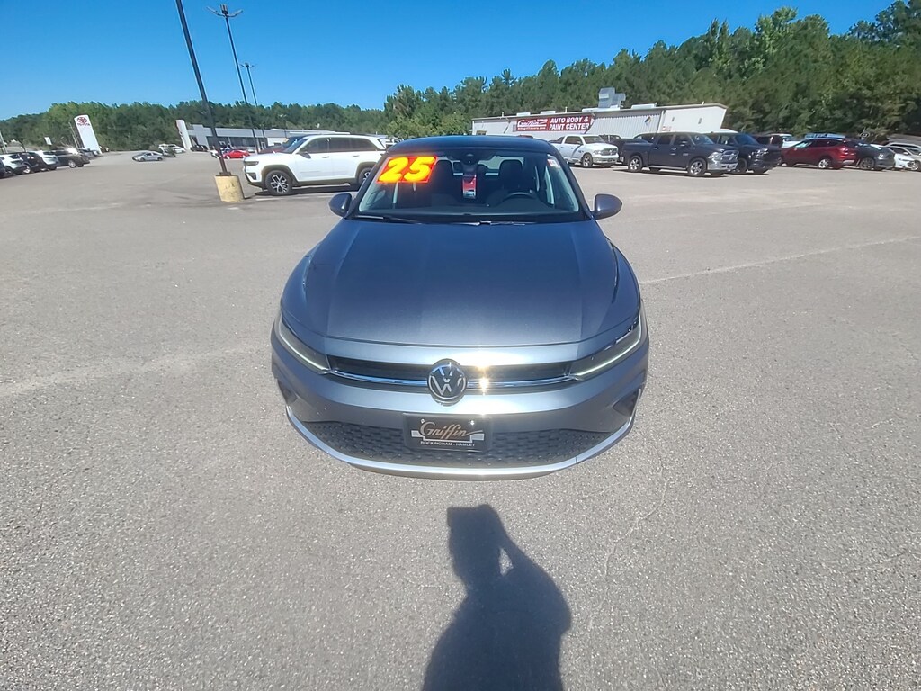Used 2025 Volkswagen Jetta SE Car
