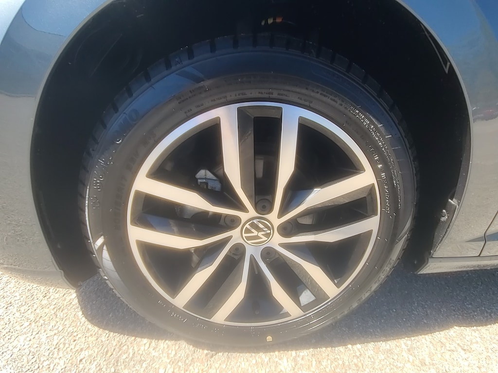Used 2025 Volkswagen Jetta SE Car