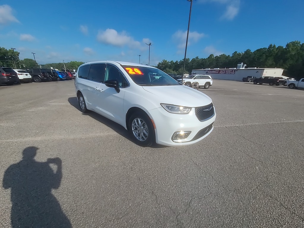 Used 2024 Chrysler Pacifica Touring L Mini-van Passenger