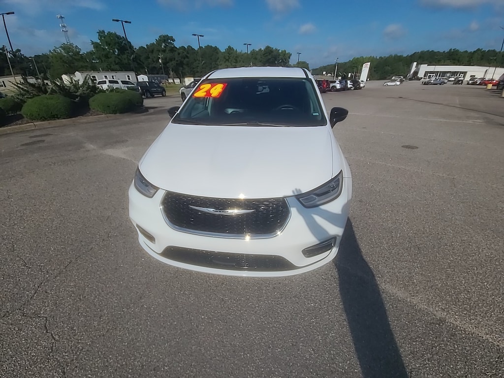 Used 2024 Chrysler Pacifica Touring L Mini-van Passenger