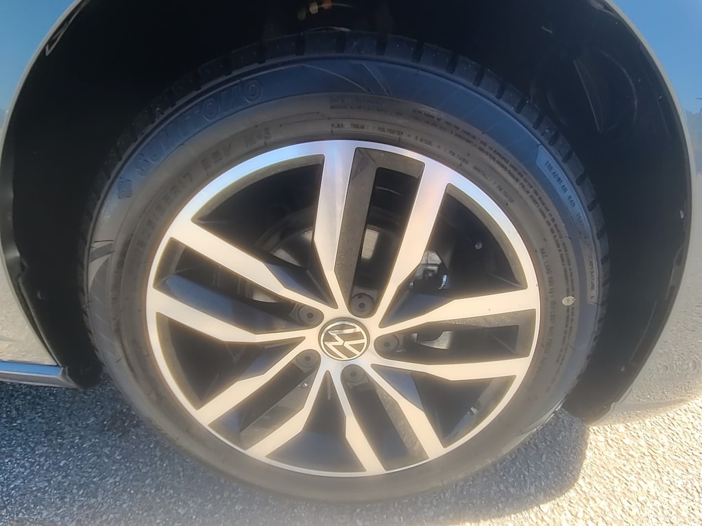 Used 2025 Volkswagen Jetta SE Car