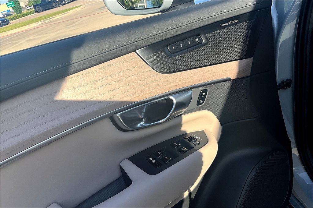2026 Volvo XC90 Plus - Photo 15