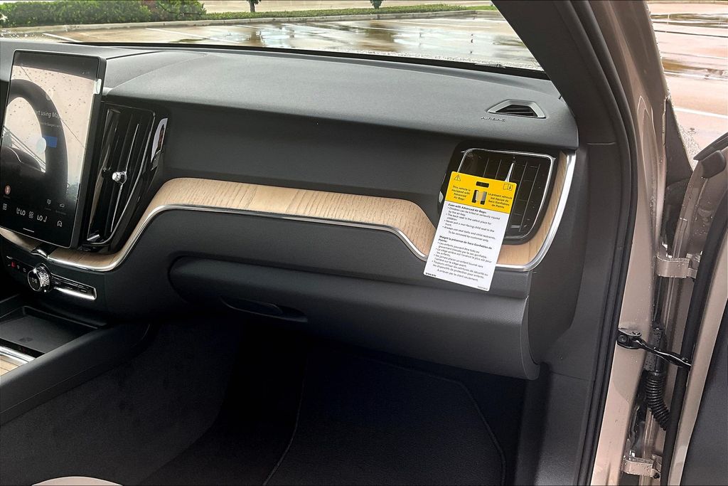 2026 Volvo XC60 Plus - Photo 11