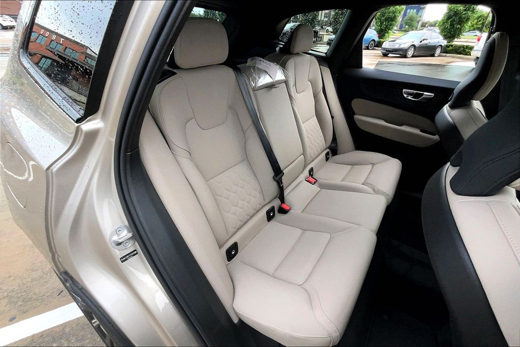 2026 Volvo XC60 Plus - Photo 10
