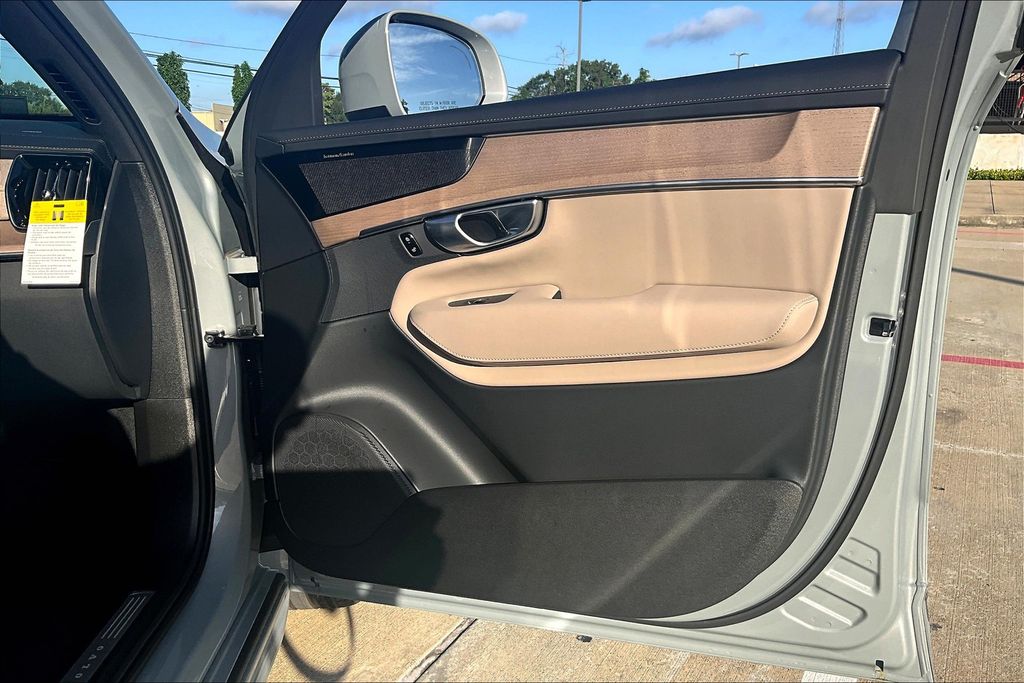 2026 Volvo XC90 Plus - Photo 8