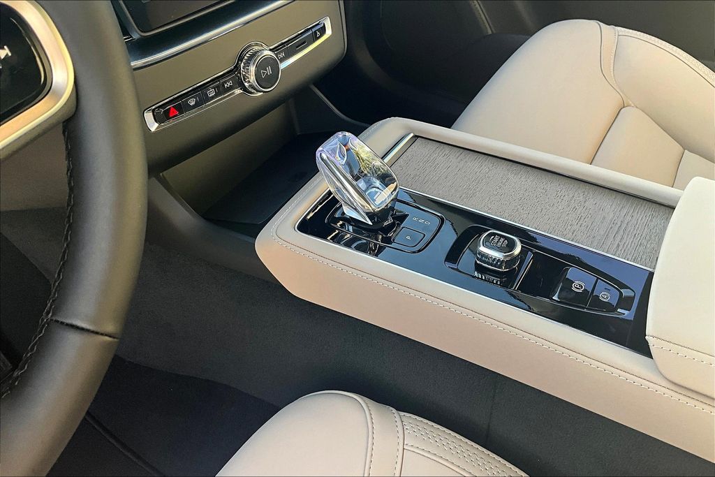 2026 Volvo XC90 Plus - Photo 17