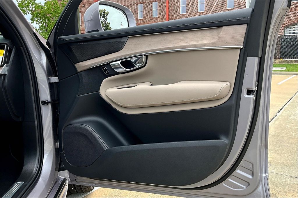 2026 Volvo XC90 Plus - Photo 8
