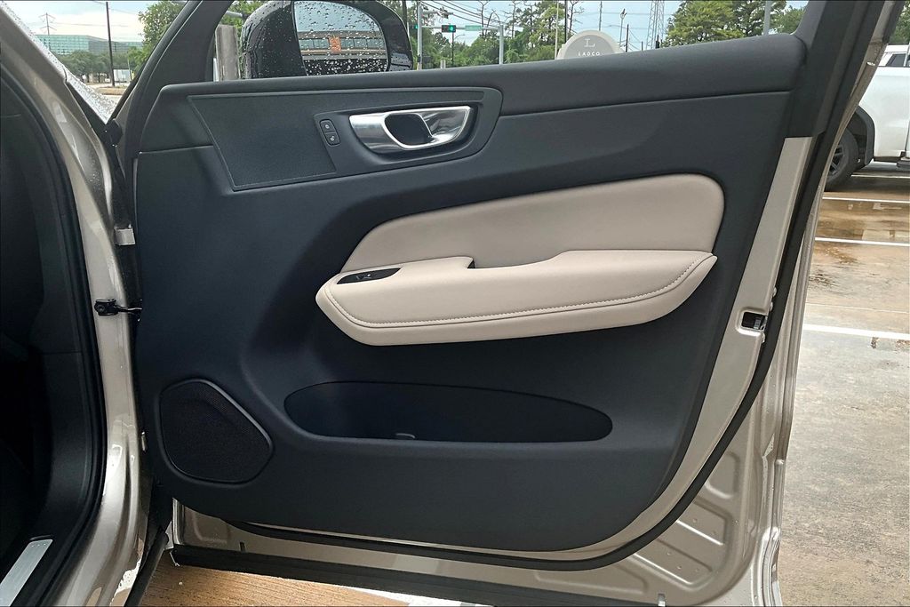 2026 Volvo XC60 Plus - Photo 8
