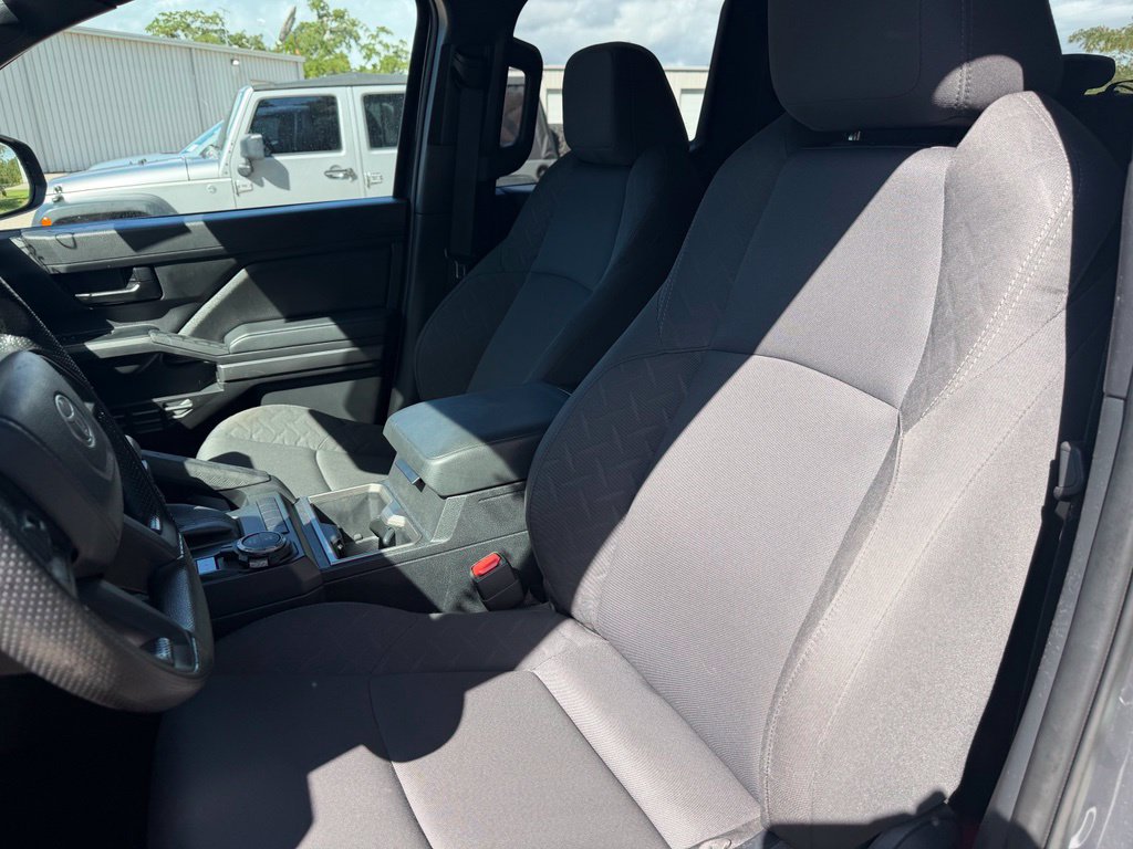 2025 Toyota Tacoma SR5 - Photo 10