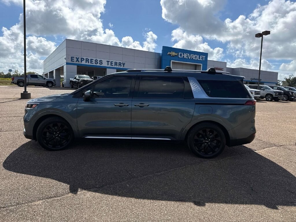 Used 2023 Kia Carnival SX Prestige Minivan/Van