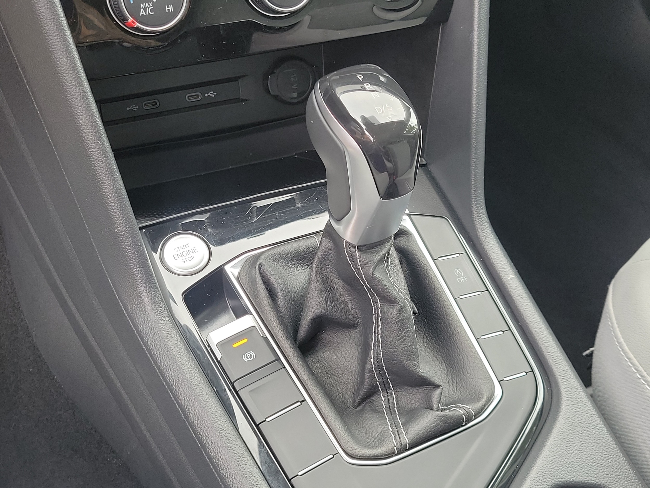 2023 Volkswagen Taos SE - Photo 28