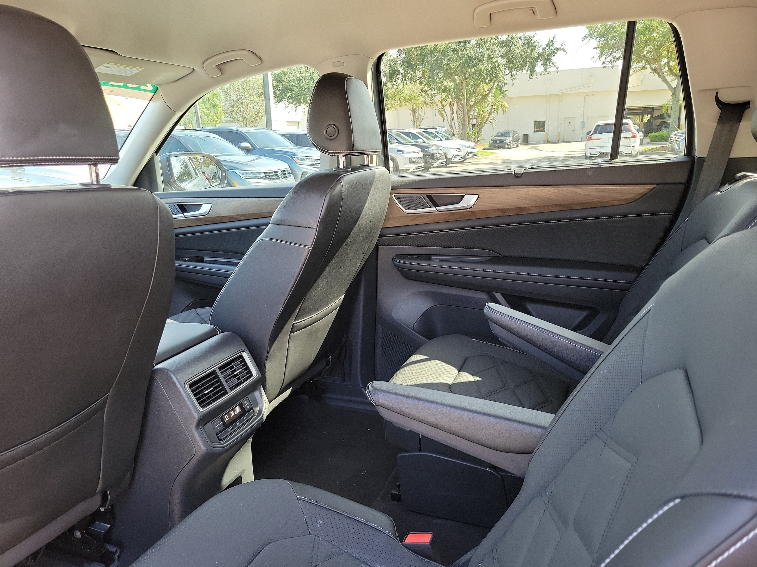 2024 Volkswagen Atlas SE w/Tech - Photo 13