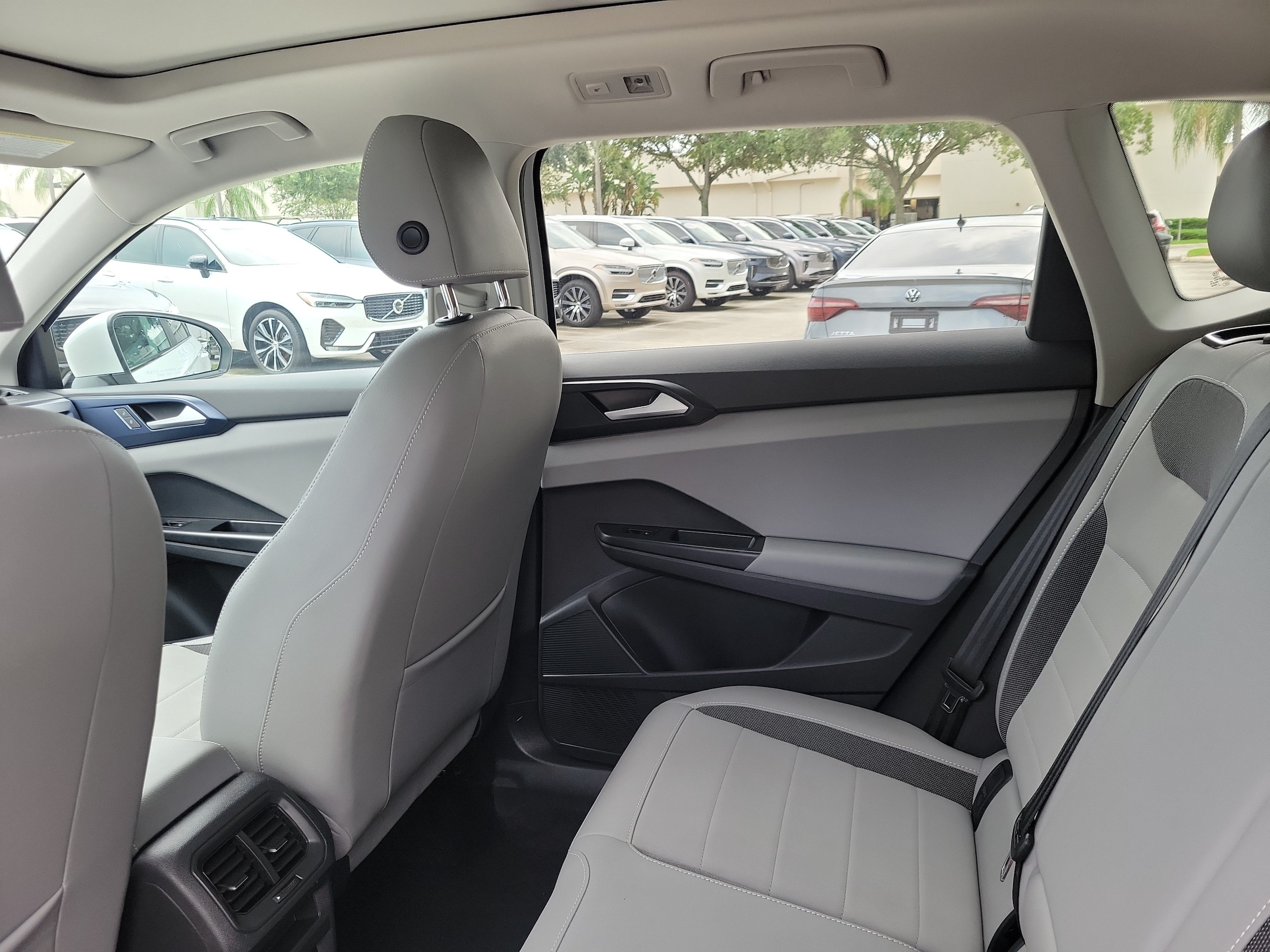 2023 Volkswagen Taos SE - Photo 14