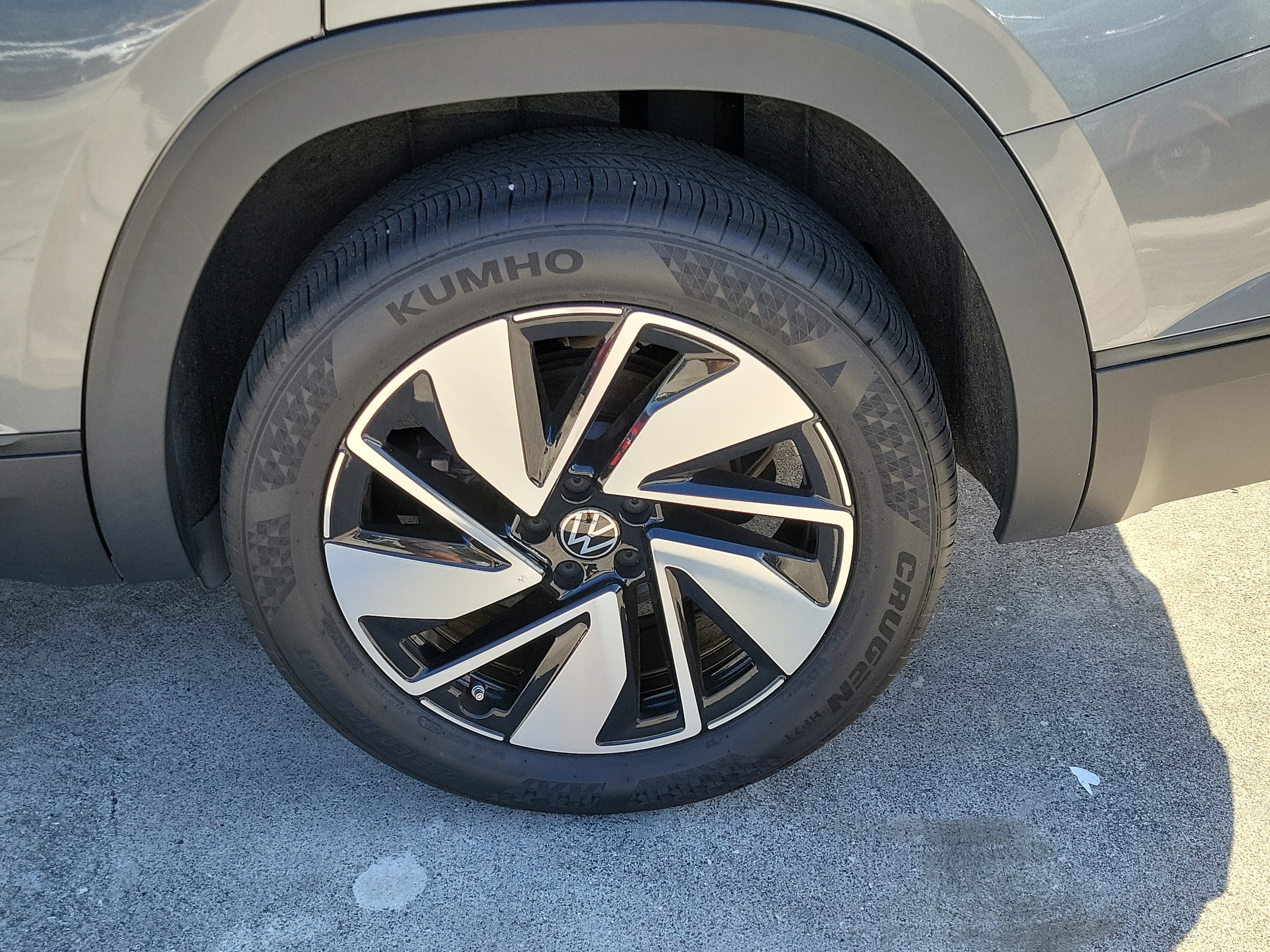 2024 Volkswagen Atlas SE w/Tech - Photo 6