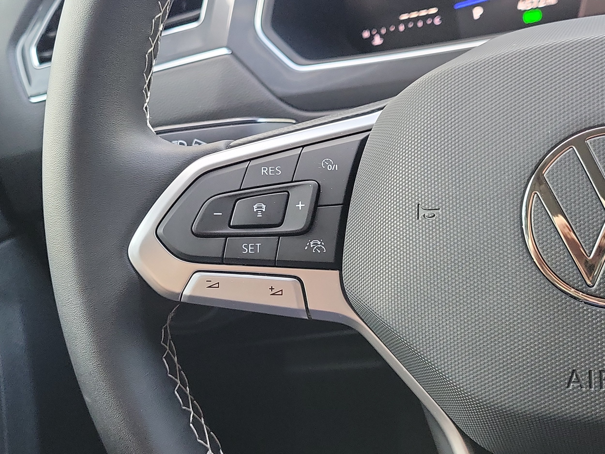 2023 Volkswagen Tiguan SE - Photo 24