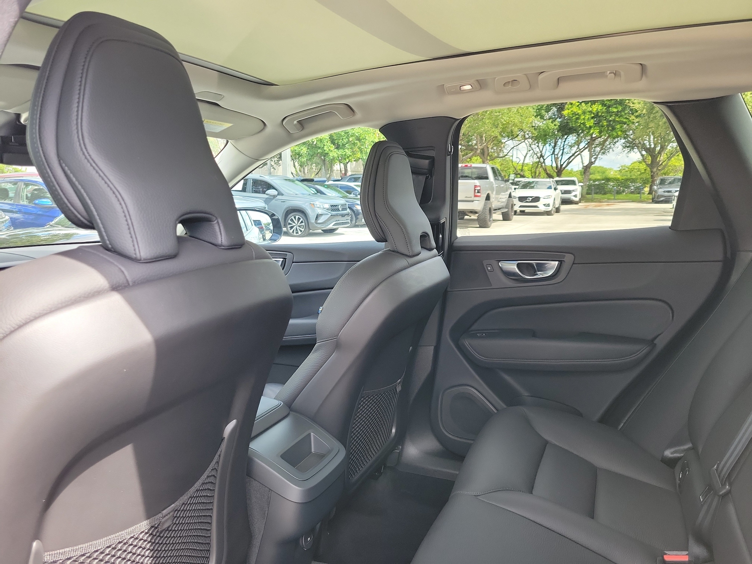 2024 Volvo XC60 Plus - Photo 14