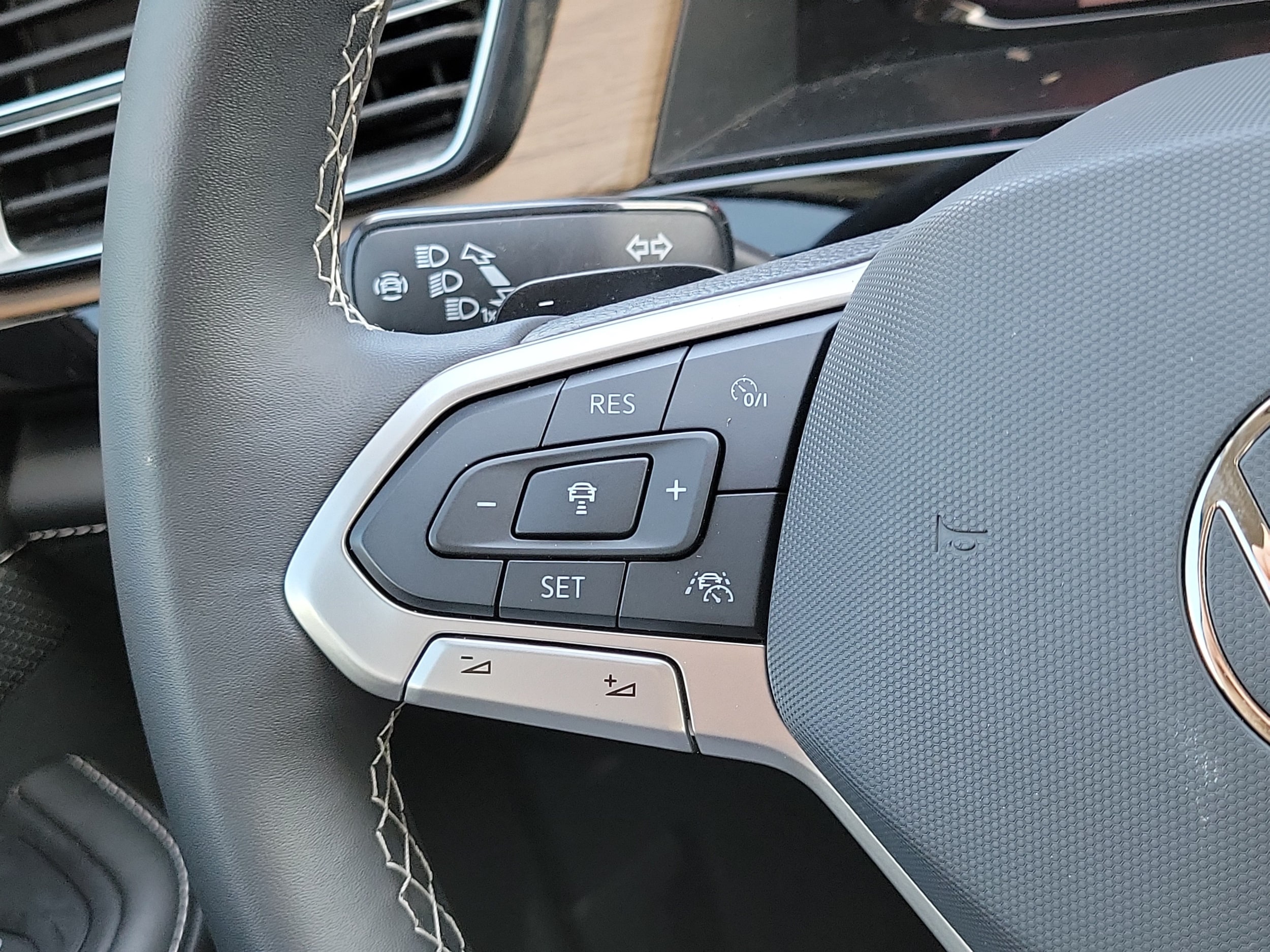 2024 Volkswagen Atlas SE w/Tech - Photo 18