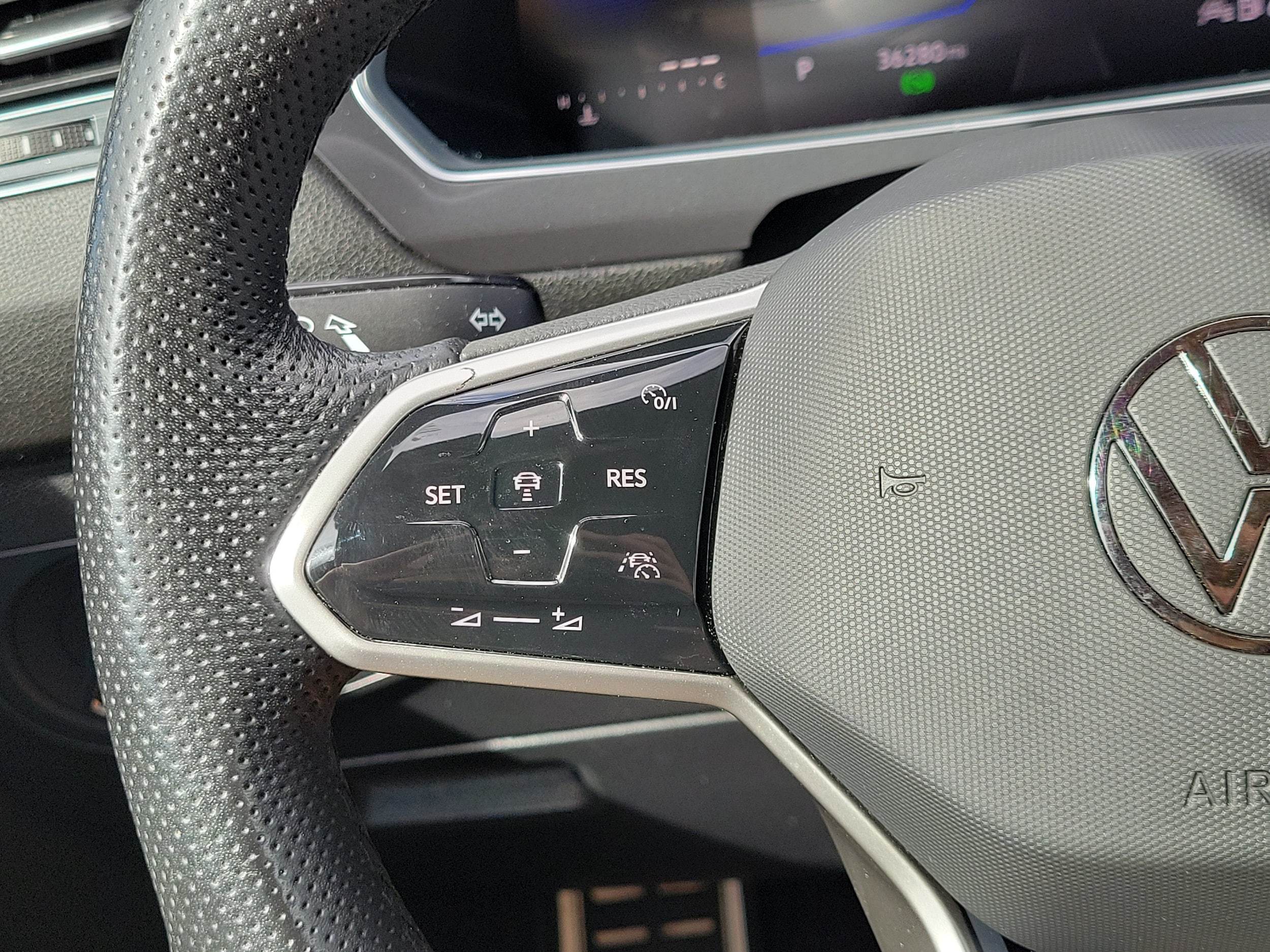 2023 Volkswagen Tiguan SE R-LINE BLACK - Photo 17