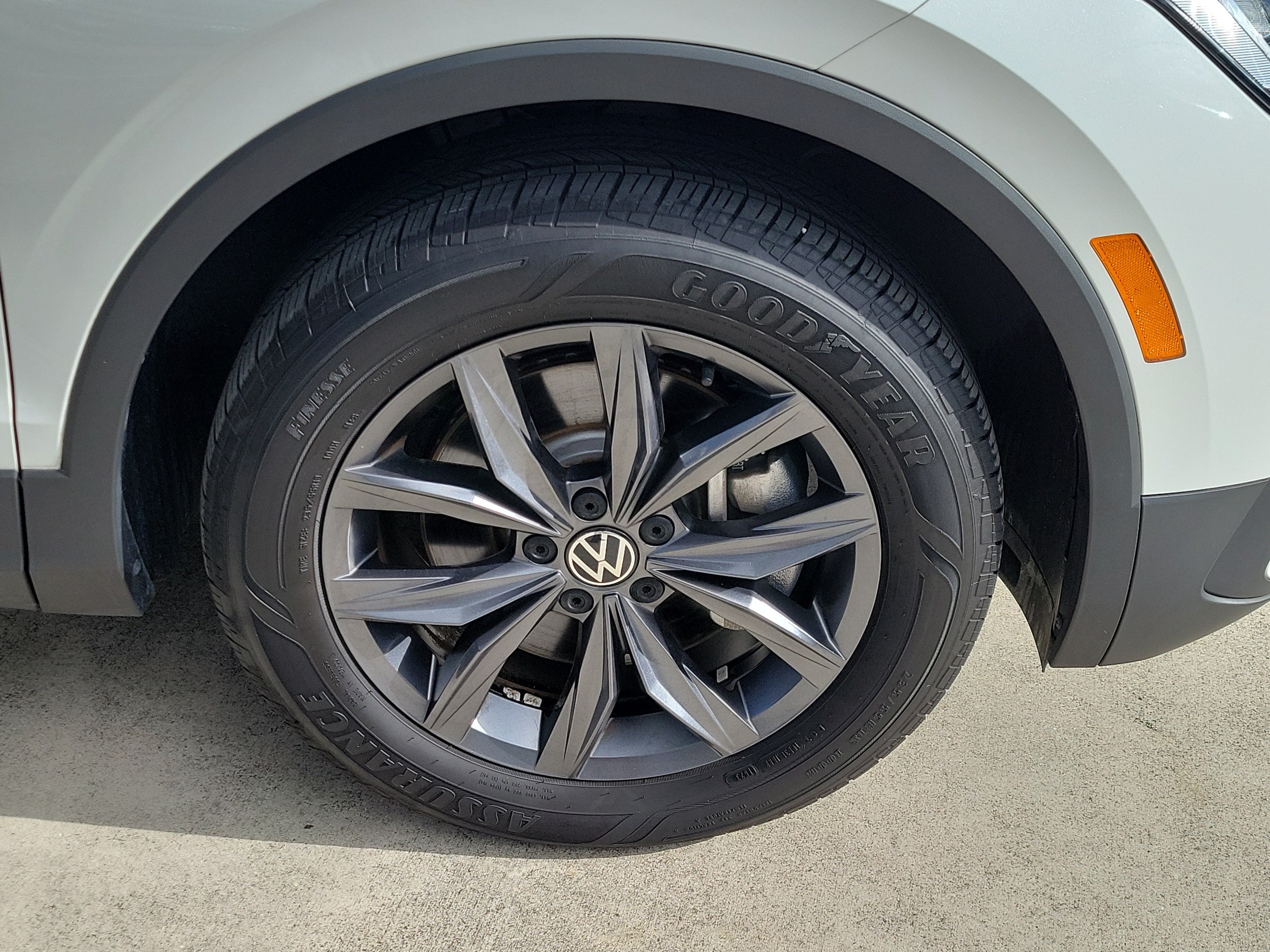 2023 Volkswagen Tiguan SE - Photo 10