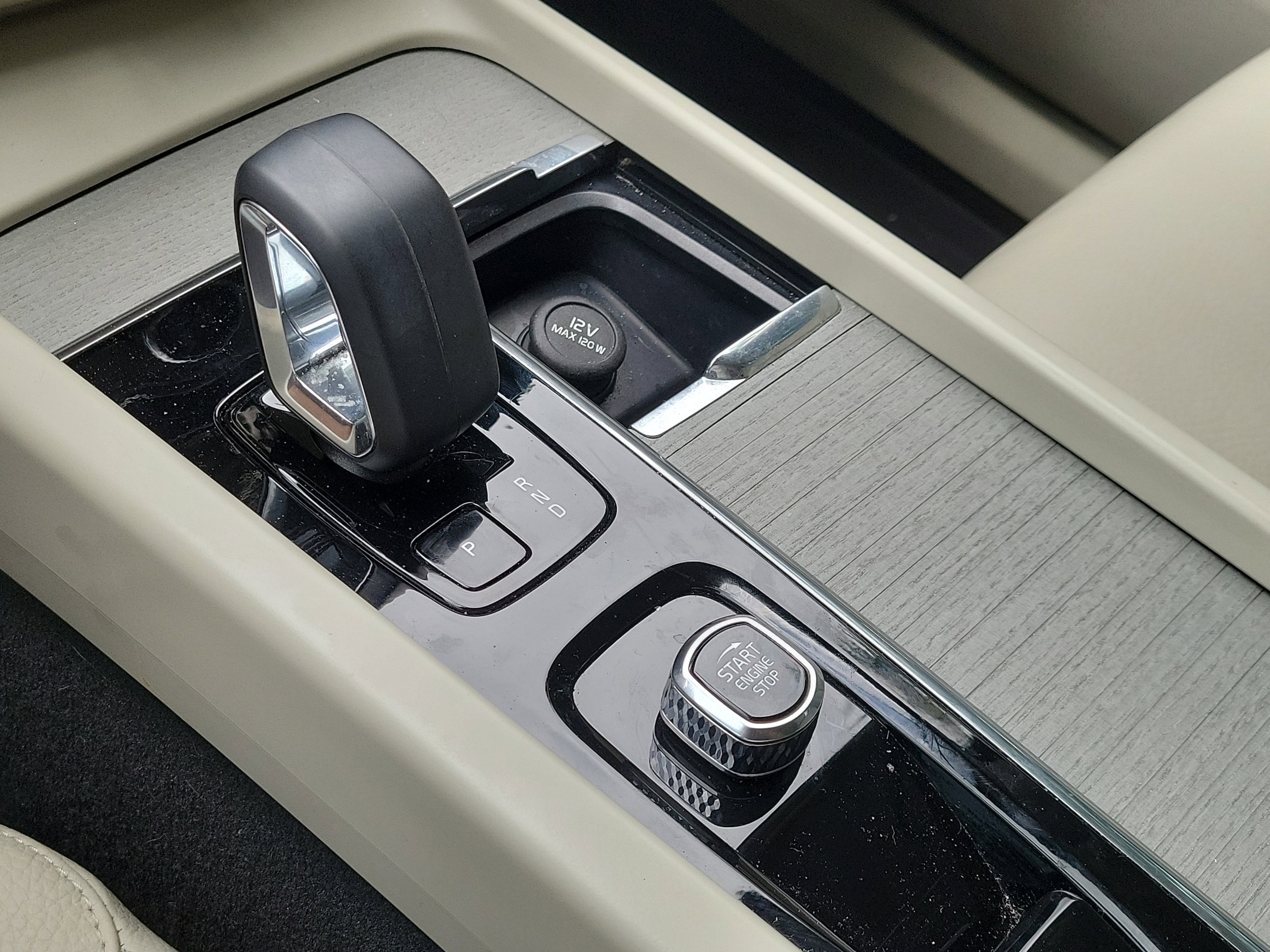 2024 Volvo XC60 Plus - Photo 25