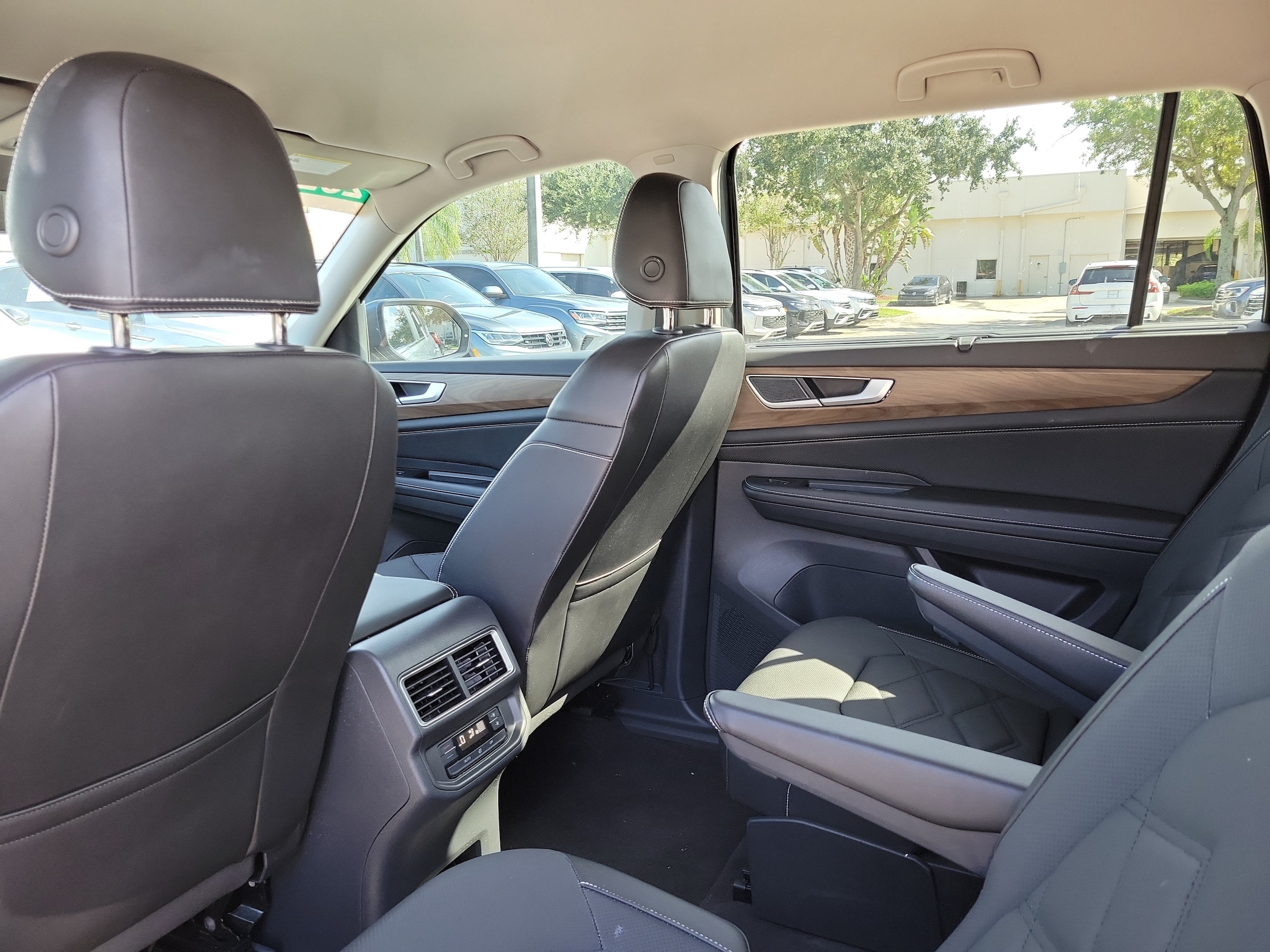 2024 Volkswagen Atlas SE w/Tech - Photo 14
