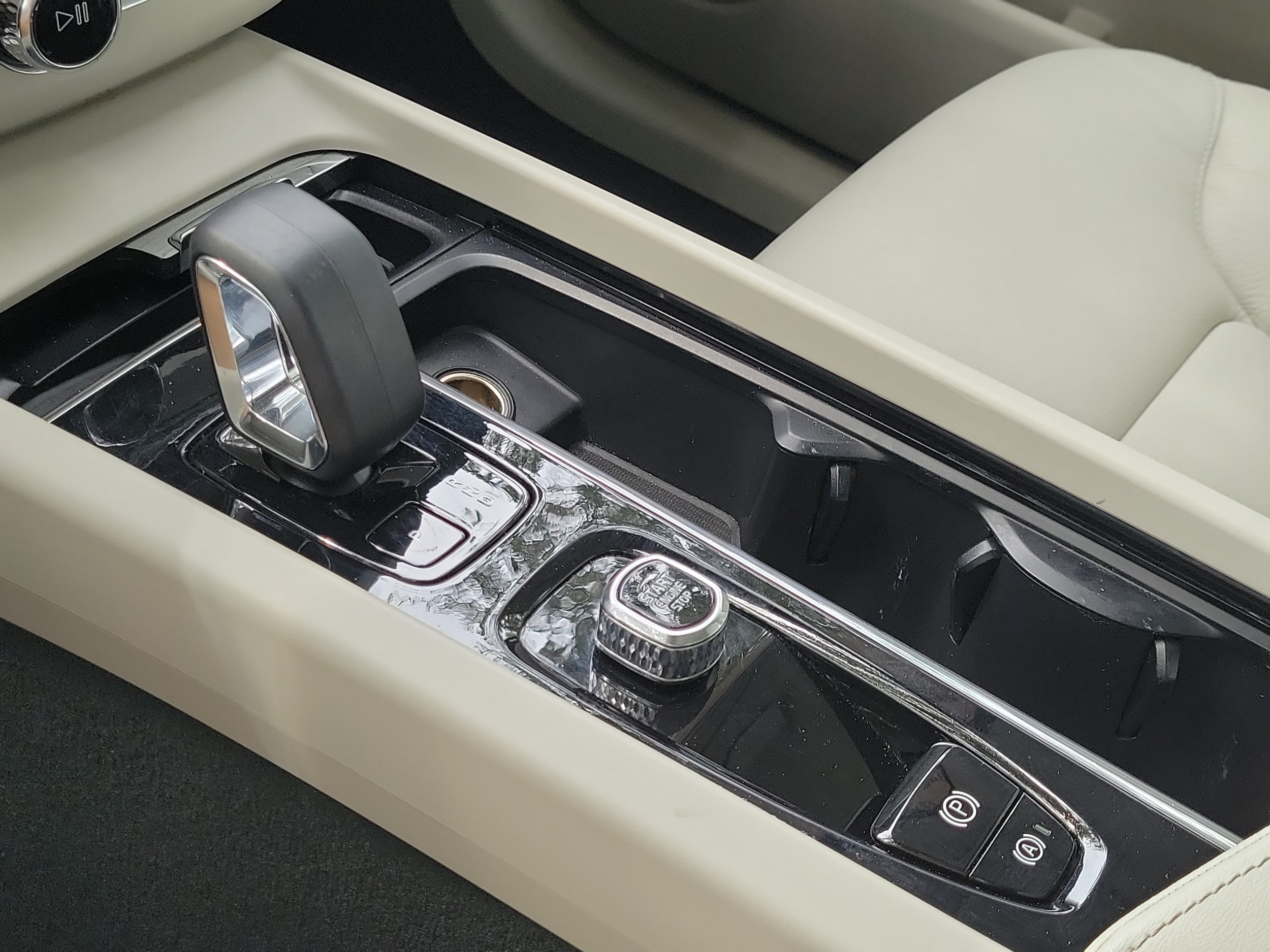 2024 Volvo XC60 Plus - Photo 29
