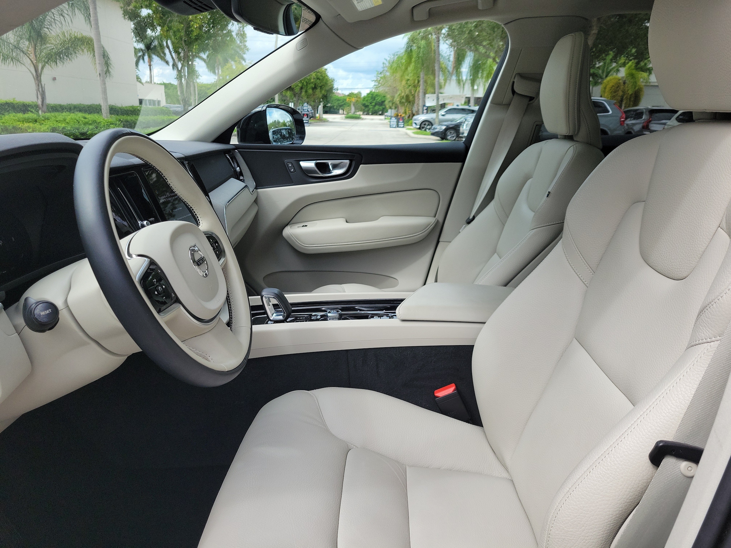 2024 Volvo XC60 Plus - Photo 16