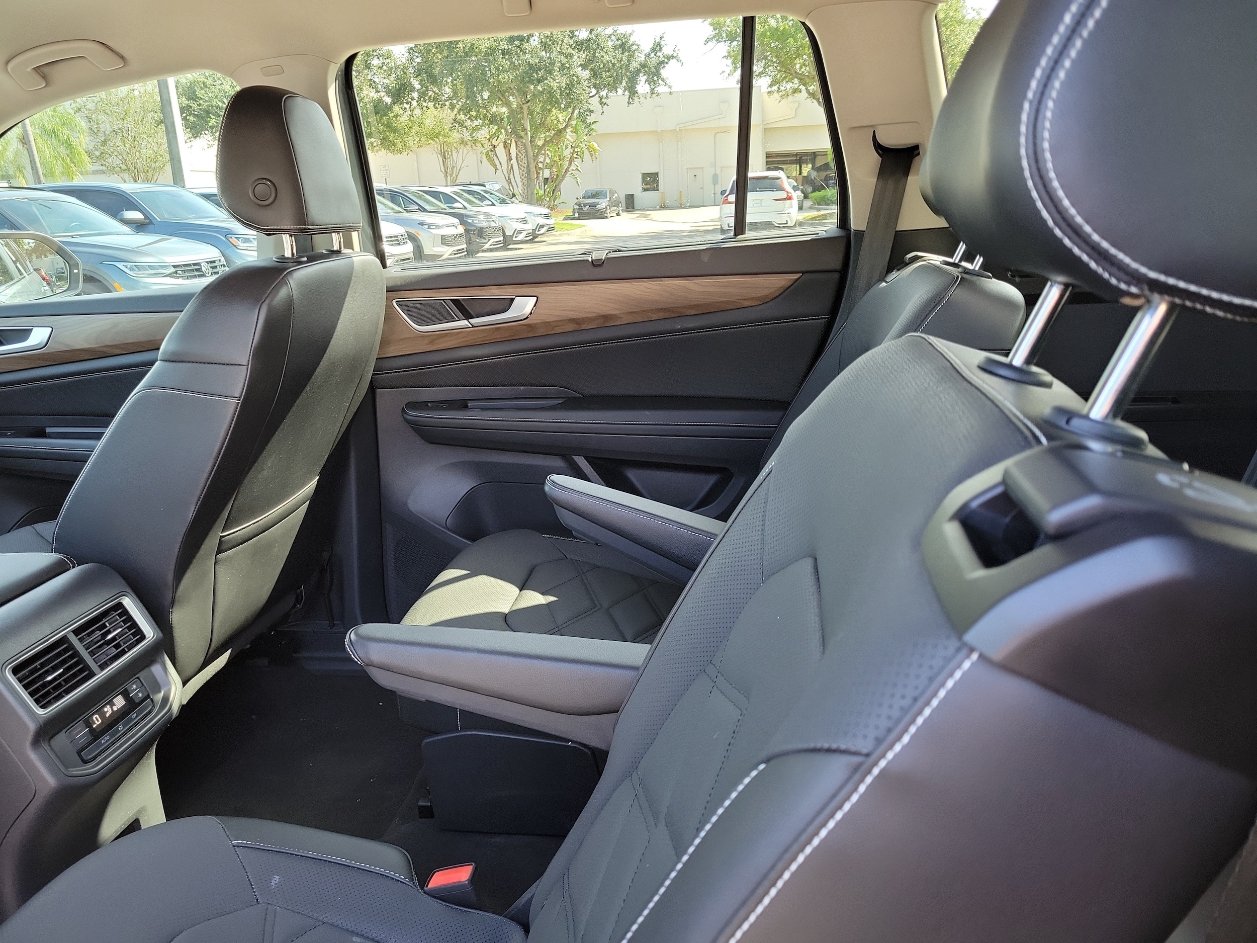 2024 Volkswagen Atlas SE w/Tech - Photo 12