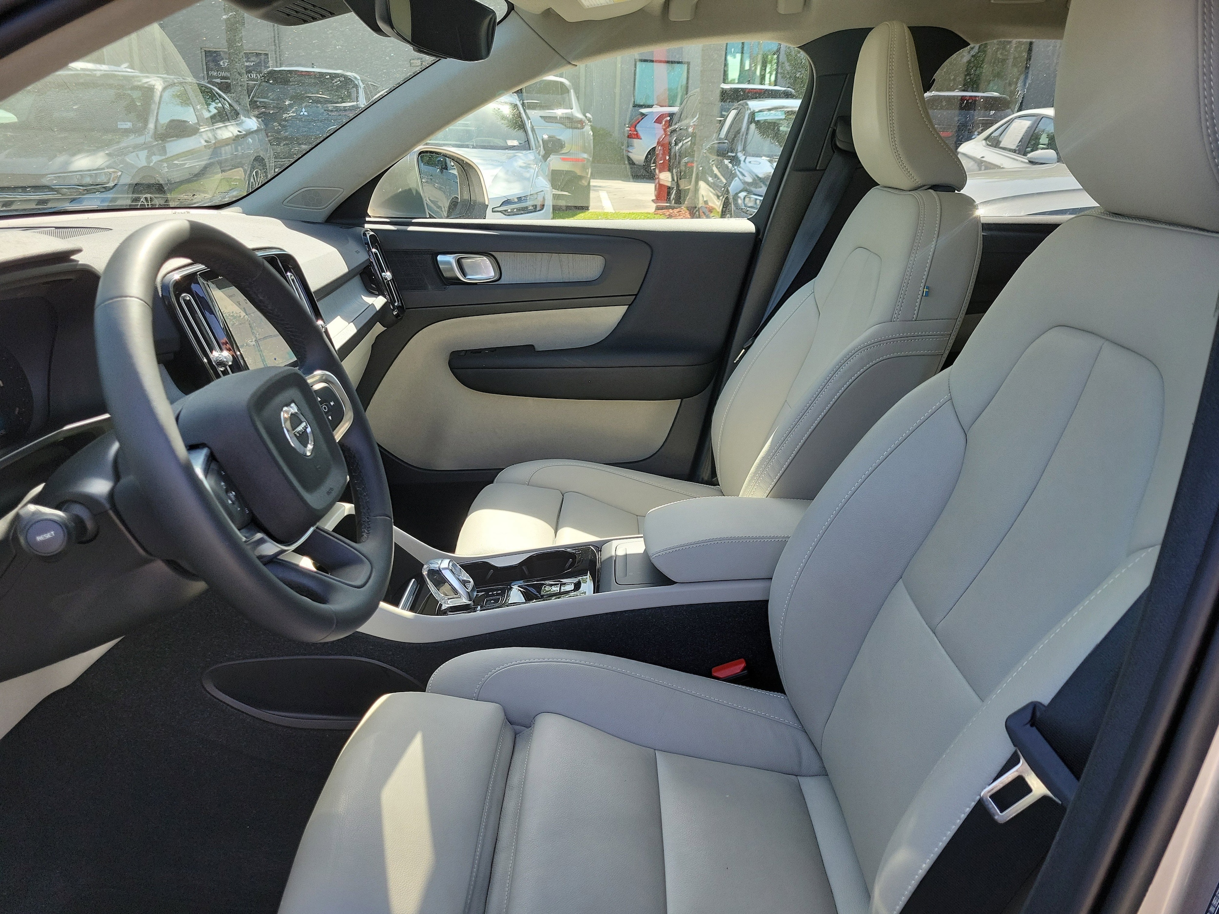 2024 Volvo XC40 Plus - Photo 18