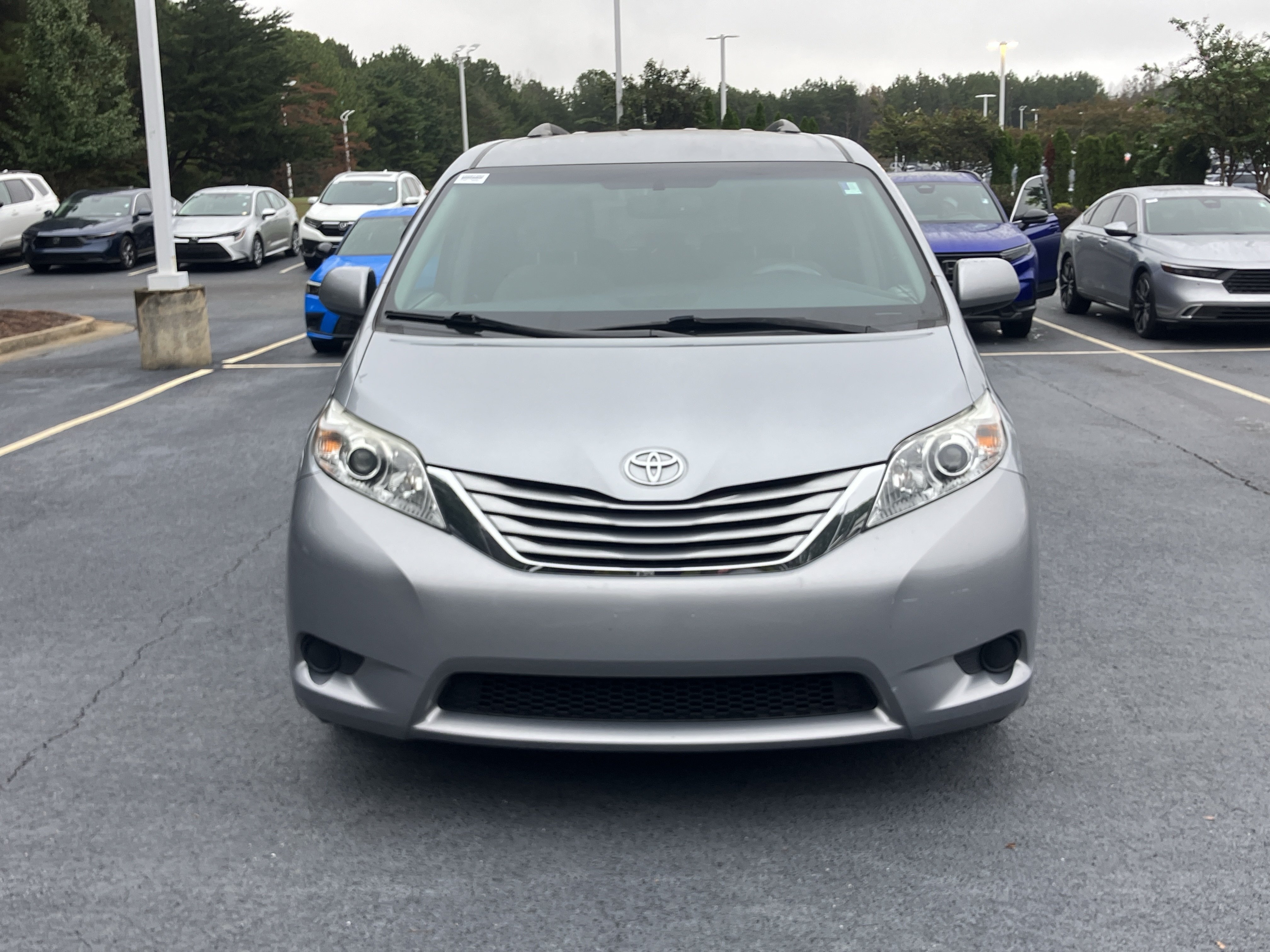 Used 2017 Toyota Sienna LE FWD 8-Passenger Minivan