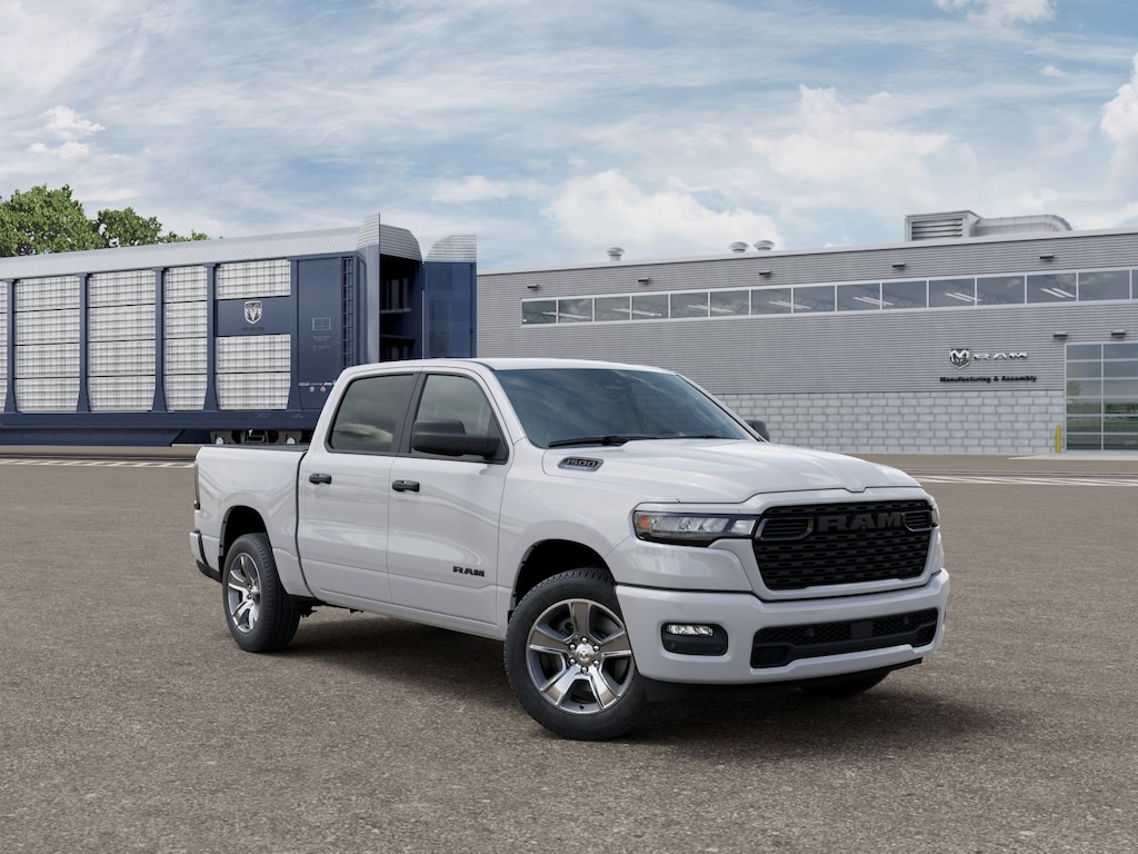 New 2026 Ram 1500 EXPRESS CREW CAB 4X4 5'7 BOX Pickup